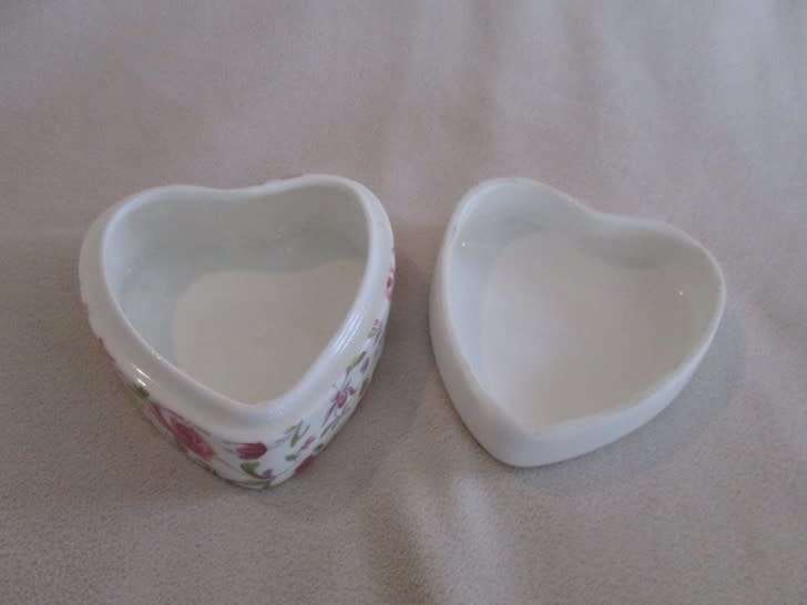 St. George, England fine bone china heart shaped trinket box with pretty pink roses