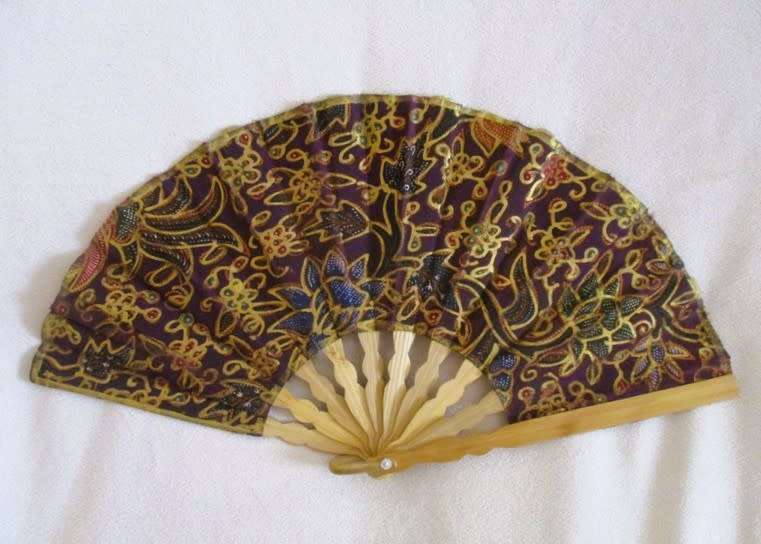 Beautiful vintage hand painted bamboo and silk hand held fan with gilt highlights