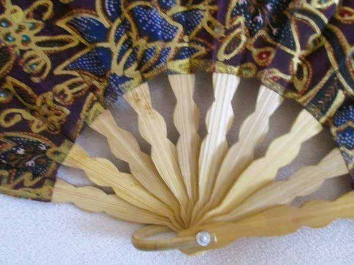 Beautiful vintage hand painted bamboo and silk hand held fan with gilt highlights