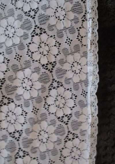 A beautiful very large vintage round lace table cloth with pretty lace border - 2.2m in diameter