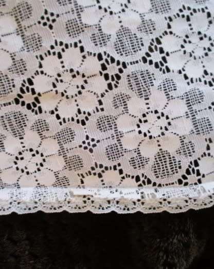 A beautiful very large vintage round lace table cloth with pretty lace border - 2.2m in diameter