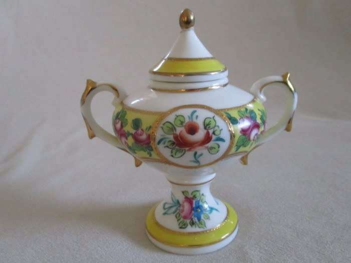 Exquisite vintage Leonardo Collection porcelain urn vase