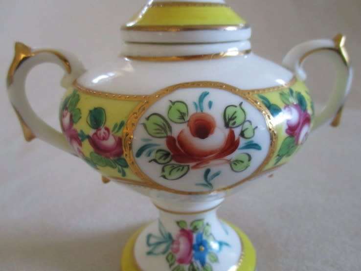 Exquisite vintage Leonardo Collection porcelain urn vase