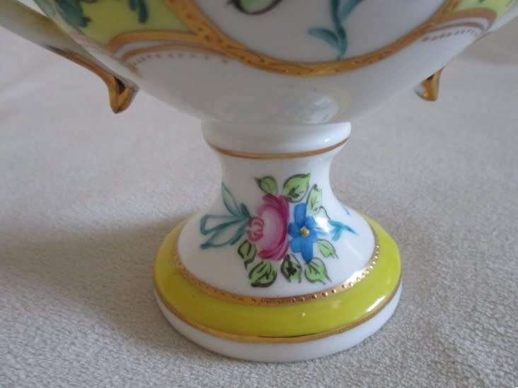 Exquisite vintage Leonardo Collection porcelain urn vase