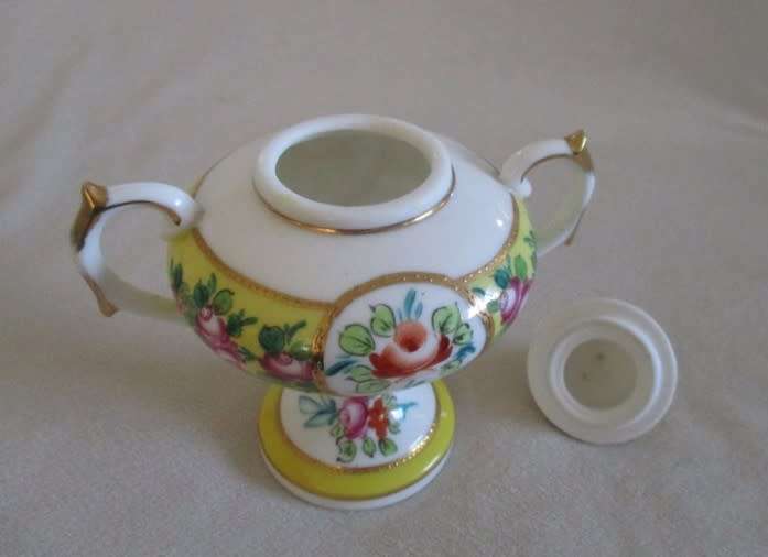 Exquisite vintage Leonardo Collection porcelain urn vase