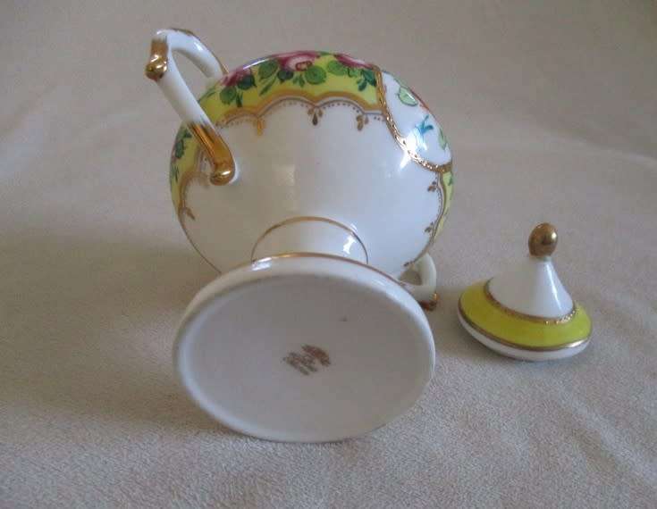 Exquisite vintage Leonardo Collection porcelain urn vase