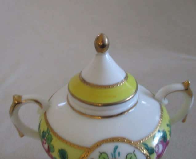 Exquisite vintage Leonardo Collection porcelain urn vase