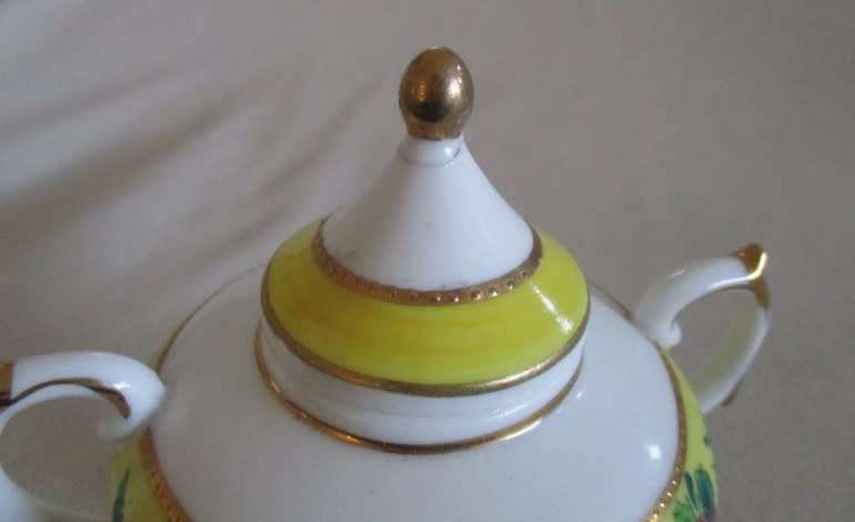 Exquisite vintage Leonardo Collection porcelain urn vase
