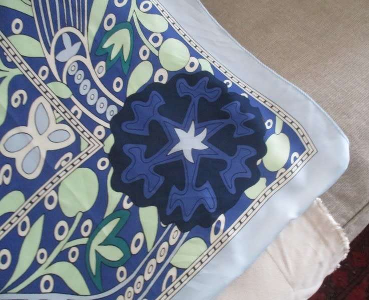 Large good quality Woolworths wrap/sarong with attractive bold design