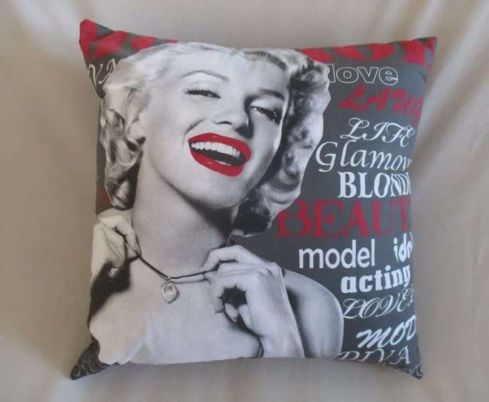 Great decor - stunning cushion depicting the iconic Marilyn Monroe