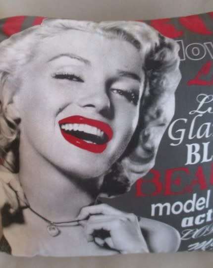 Great decor - stunning cushion depicting the iconic Marilyn Monroe