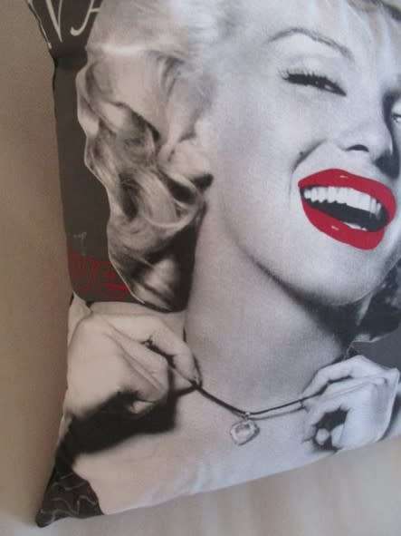 Great decor - stunning cushion depicting the iconic Marilyn Monroe