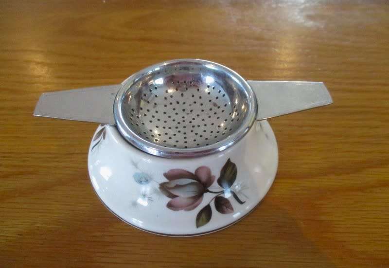 Midwinter, England tea strainer with porcelain base