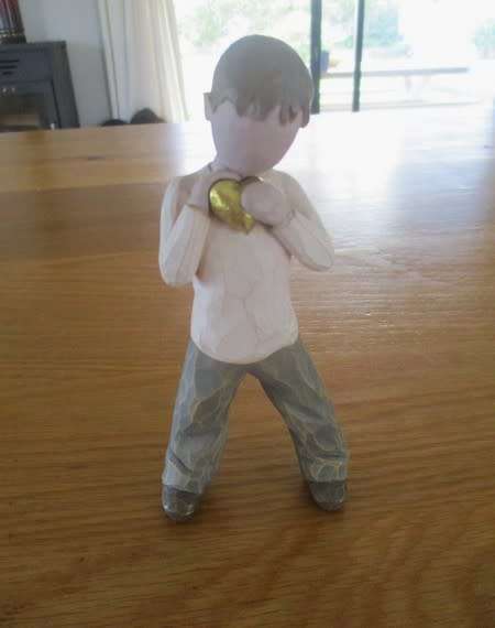 Genuine, collectable Susan Lordi Willow Tree boy - "Heart of gold" - 2004 -original packaging