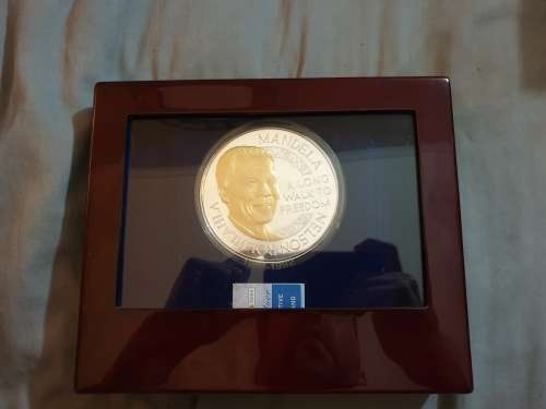 2010 NELSON MANDELA 1KG SILVER COMMEMORATIVE MEDALLION