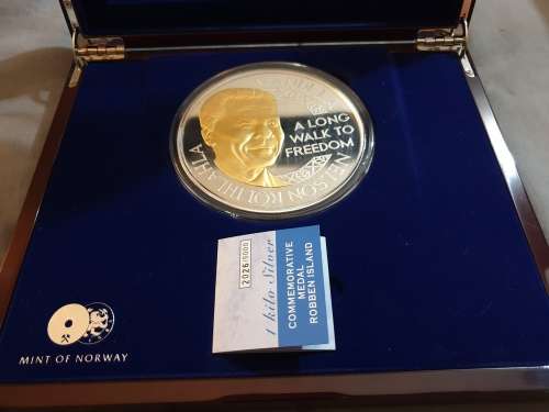 2010 NELSON MANDELA 1KG SILVER COMMEMORATIVE MEDALLION