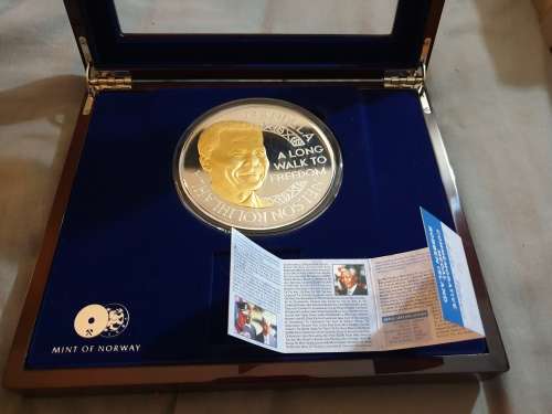 2010 NELSON MANDELA 1KG SILVER COMMEMORATIVE MEDALLION
