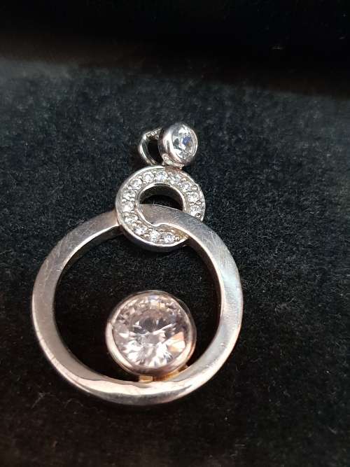 Beautiful  Silver  Pendant Set With Cz  ( 925% Silver ) Weight : 3.6g