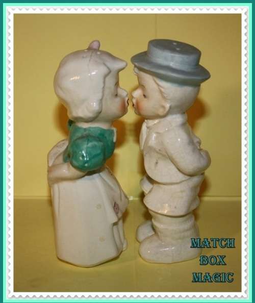 CUTE VINTAGE KISSING COUPLE SALT AND PEPPER SET