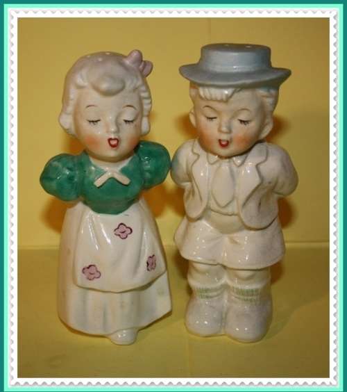 CUTE VINTAGE KISSING COUPLE SALT AND PEPPER SET