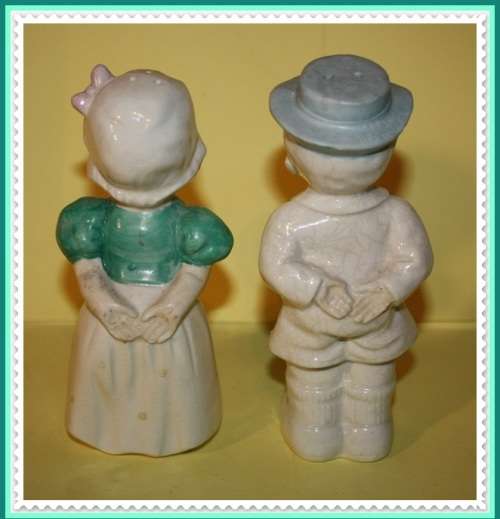 CUTE VINTAGE KISSING COUPLE SALT AND PEPPER SET