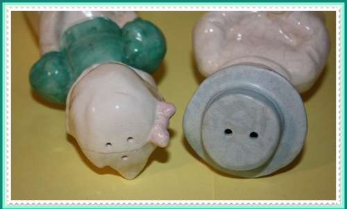 CUTE VINTAGE KISSING COUPLE SALT AND PEPPER SET