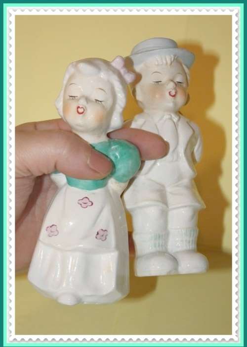 CUTE VINTAGE KISSING COUPLE SALT AND PEPPER SET