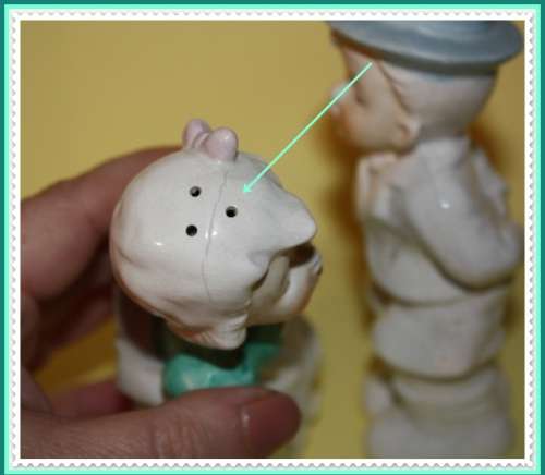 CUTE VINTAGE KISSING COUPLE SALT AND PEPPER SET