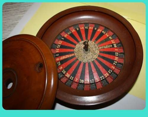 BEAUTIFUL 19TH CENTURY TREEN TRAVELING ROULETTE WHEEL WITH LID
