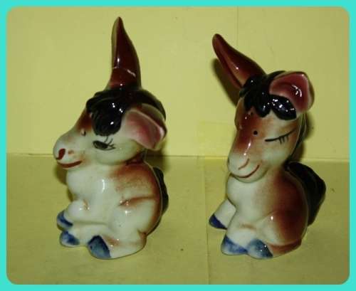 THE SWEETEST DONKEY SALT AND PEPPER POTS VINTAGE  (R)