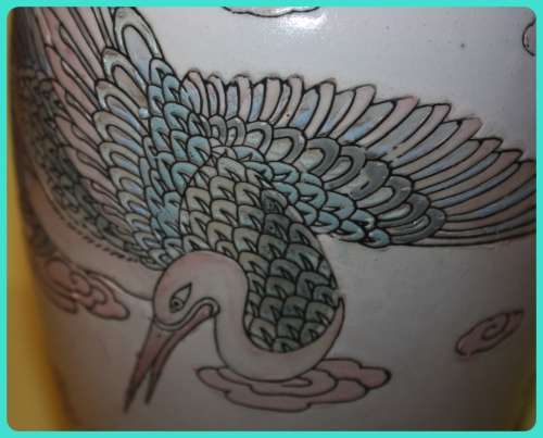 LARGE ORIENTAL VASE WITH BIRD AND FLOWER DETAILS VERY PRETTY (D)