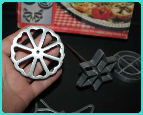SWISS CHEF PASTRY MAKER (SNACKLE) WITH WOODEN HANDLE AND 4 PASTRY SHAPES IN BOX WITH RECIPE AND INS