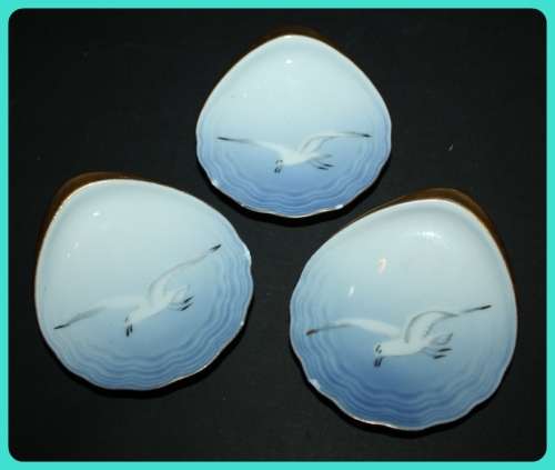 LOVELY SET OF FIVE OYSTER DISHES MADE IN DENMARK IN SHAPE OF SHELL DECORATED WITH A SEAGULL (D)