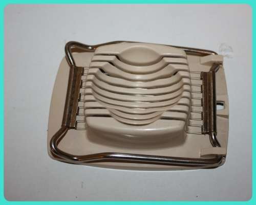 VINTAGE SKYLINE ENGLAND BOILED EGG SLICER IN GOOD CONDITION