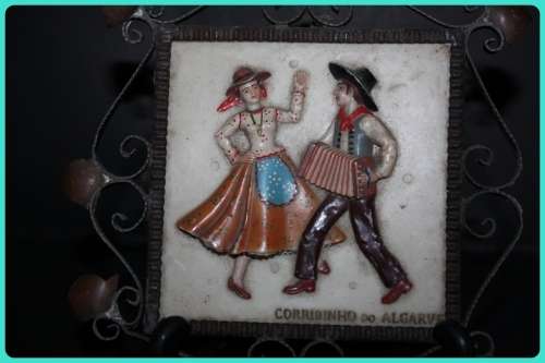 VINTAGE SOUVENIR PLAQUE WITH METAL DETAIL FRAME DEPICTING TWO DANCERS RAISED DESIGN