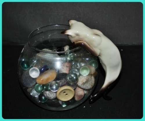 LOVELY PORCELAIN SIAMESE CAT FISH BOWL FIGURINE (D) BOWL NOT INCLUDED