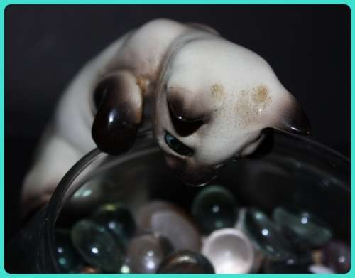 LOVELY PORCELAIN SIAMESE CAT FISH BOWL FIGURINE (D) BOWL NOT INCLUDED