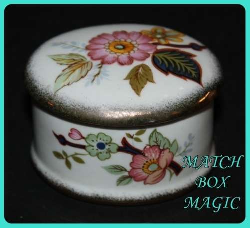 CONNOISSEUR FINE BONE CHINA ENGLAND LIDDED TRINKET DISH WITH HAND PAINTED FLORAL DETAIL AND GOLD TRI