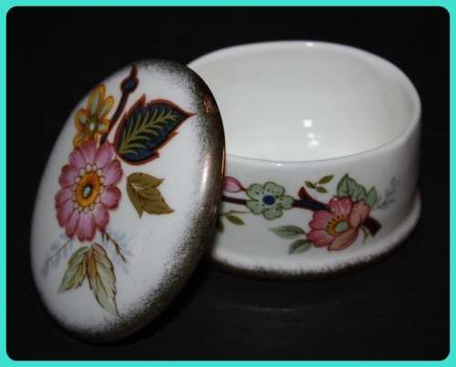 CONNOISSEUR FINE BONE CHINA ENGLAND LIDDED TRINKET DISH WITH HAND PAINTED FLORAL DETAIL AND GOLD TRI