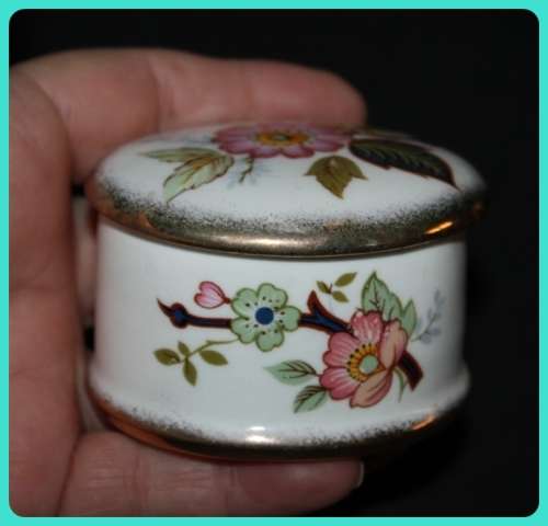 CONNOISSEUR FINE BONE CHINA ENGLAND LIDDED TRINKET DISH WITH HAND PAINTED FLORAL DETAIL AND GOLD TRI