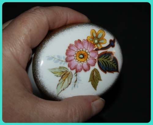 CONNOISSEUR FINE BONE CHINA ENGLAND LIDDED TRINKET DISH WITH HAND PAINTED FLORAL DETAIL AND GOLD TRI