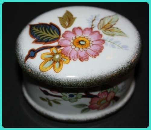 CONNOISSEUR FINE BONE CHINA ENGLAND LIDDED TRINKET DISH WITH HAND PAINTED FLORAL DETAIL AND GOLD TRI