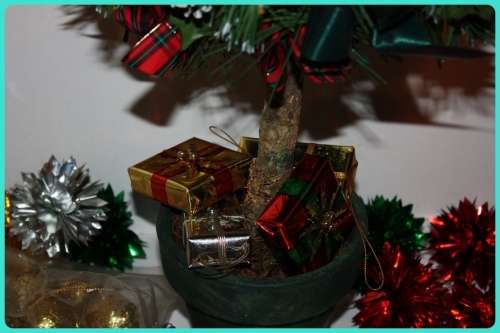 CHRISTMAS TOPIARY AND DECORATIONS INCLUDING VINTAGE BAUBLES AND CONCERTINA FATHER CHRISTMASX5