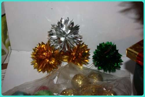 CHRISTMAS TOPIARY AND DECORATIONS INCLUDING VINTAGE BAUBLES AND CONCERTINA FATHER CHRISTMASX5