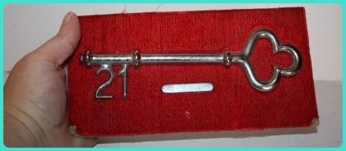 VINTAGE METAL 21 BIRTHDAY KEY ON RED BACK GROUND CAN BE REMOVED