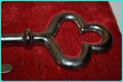 VINTAGE METAL 21 BIRTHDAY KEY ON RED BACK GROUND CAN BE REMOVED