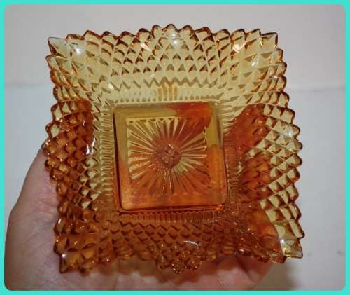 SMALL AMBER COLORED FRILLED TRINKET DISH