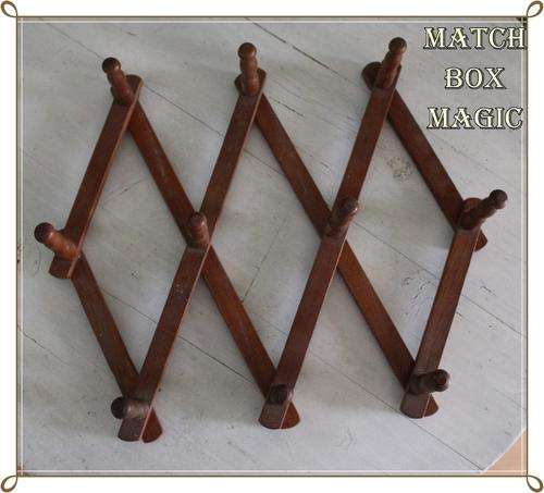 WOODEN CONCERTINA COAT RACK