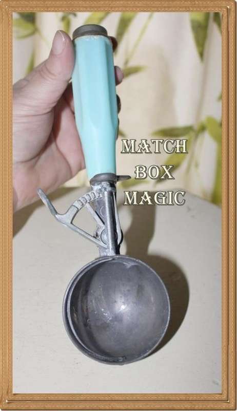 VINTAGE MADE IN JAPAN ICE CREAM SCOOP