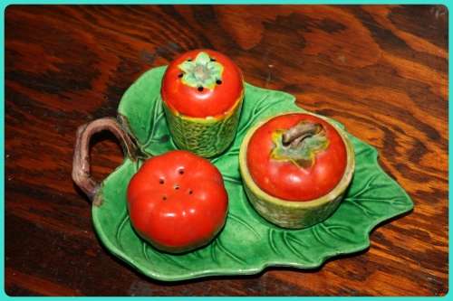 VINTAGE TOMATO THEMED CRUET SET PERFECT FOR A DISPLAY SHELF IN A COUNTRY KITCHEN